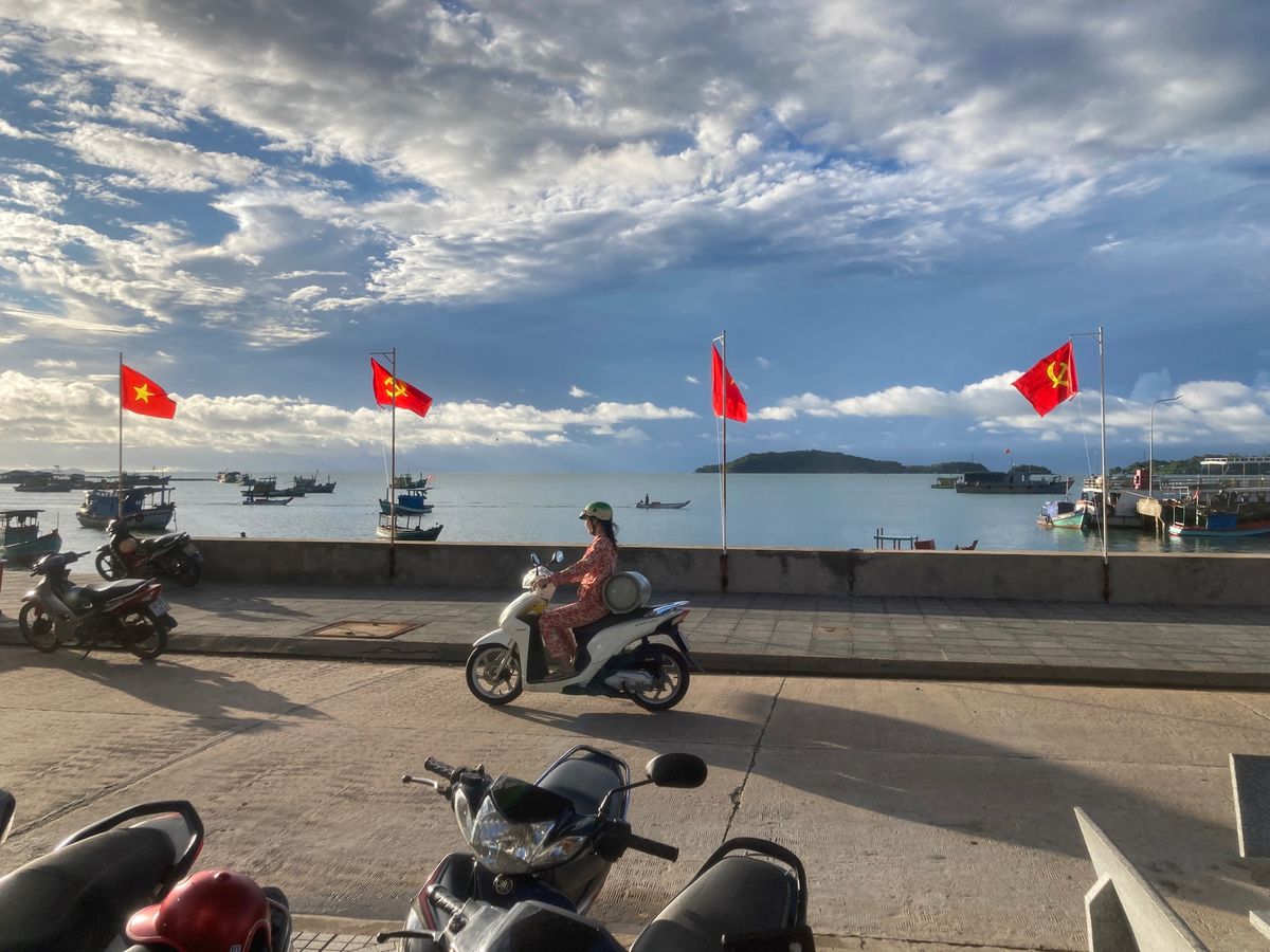 Đảo Hải Tặc 海賊島
朝
Hủ tiếu mực イカフーティウ。