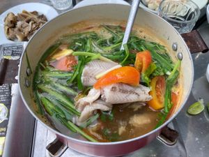 友達宅にて飲み会。cá khoai(テナガミズテング)の鍋。魚はトロトロ、...