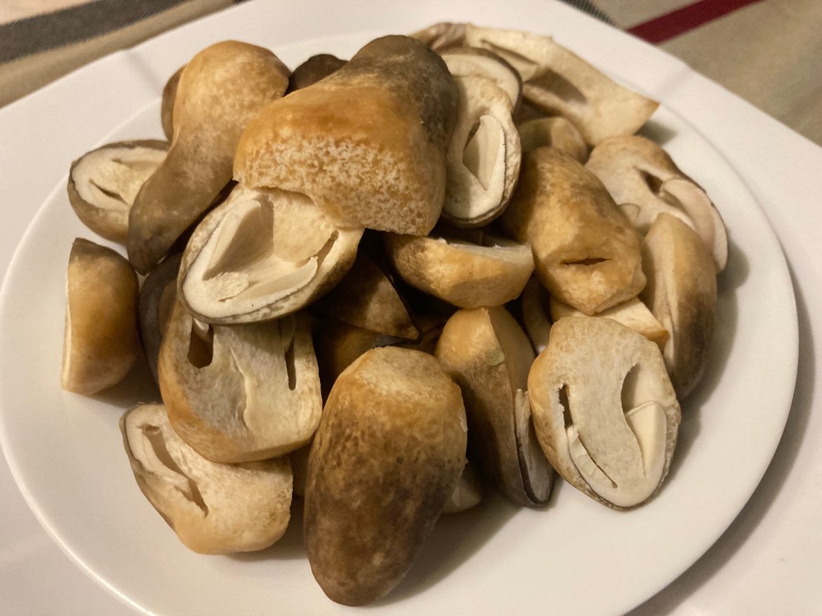 こちらもメコンデルタ名物のlẩu mắm(ラウマム・発酵鍋)、cá sặc...