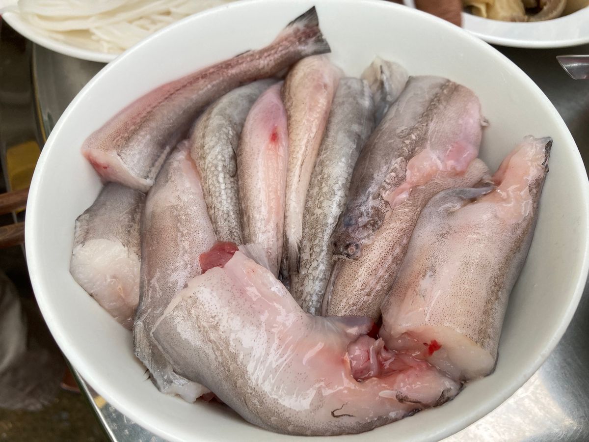 友達宅にて飲み会。cá khoai(テナガミズテング)の鍋。魚はトロトロ、...