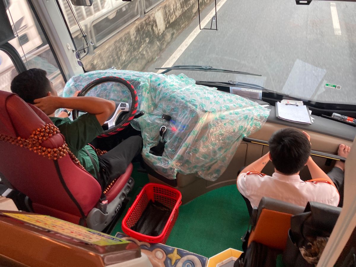 長距離バス会社Phương TrangのKIM LONG社製の新型バス。ほ...