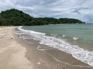 ビーチはまあまあきれい。海の水はシャム湾では普通くらいの印象。島を半周して...