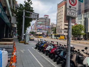 三日目
台湾ビール、パン屋のエッグタルト、メトロ直結の本屋さん、街のバイク置き場