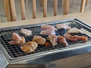 行きしなに、松坂で鶏焼き肉