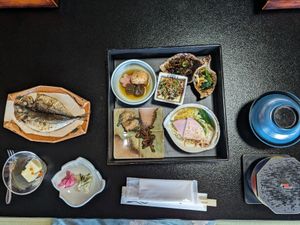 泊まりは志摩半島の新八屋さん。オーシャンビューで部屋食でした。