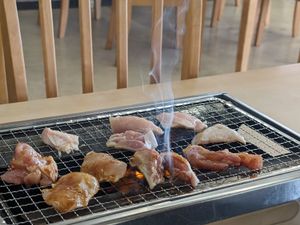 行きしなに、松坂で鶏焼き肉