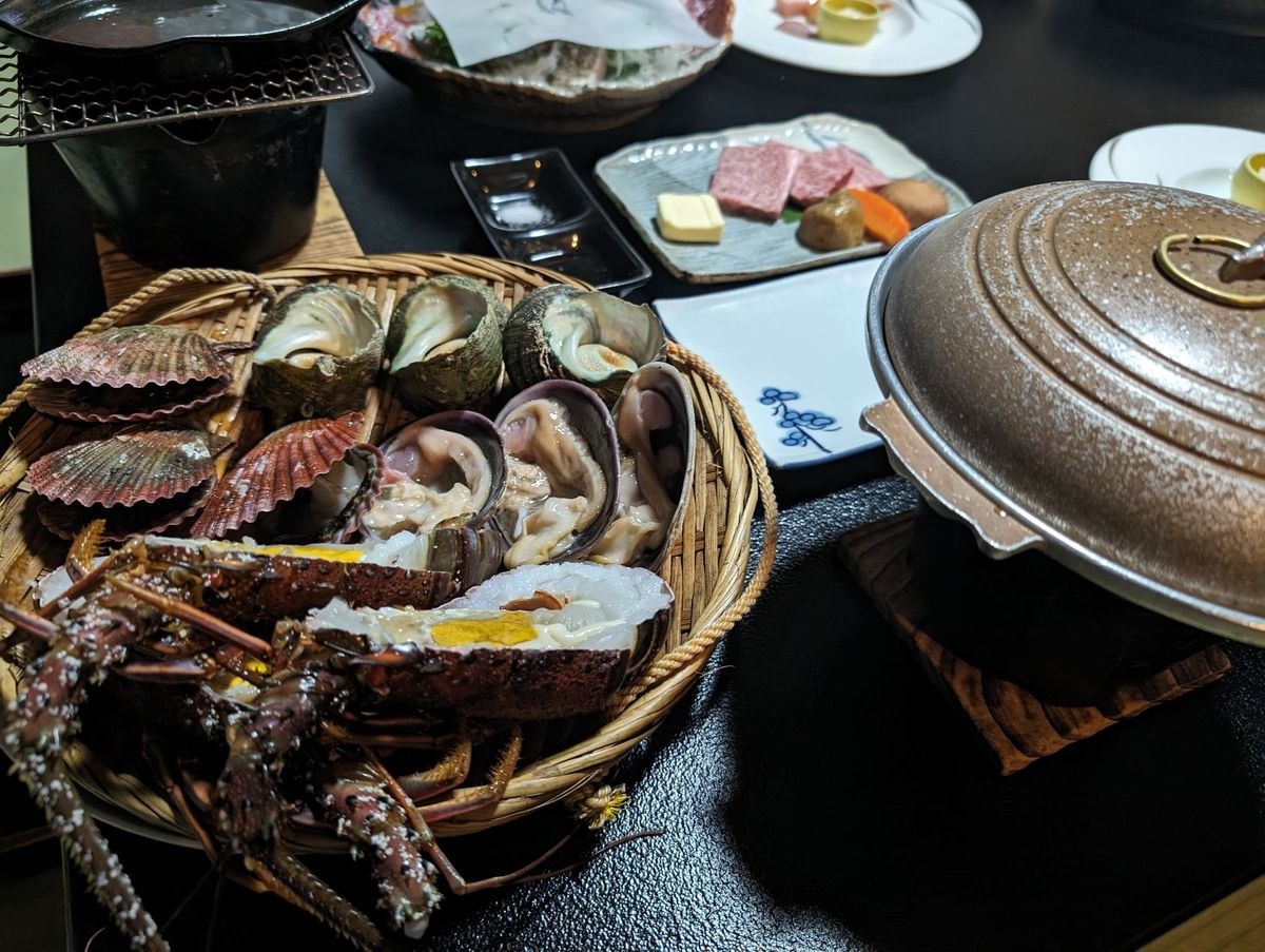 泊まりは志摩半島の新八屋さん。オーシャンビューで部屋食でした。