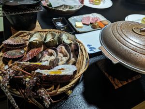 泊まりは志摩半島の新八屋さん。オーシャンビューで部屋食でした。