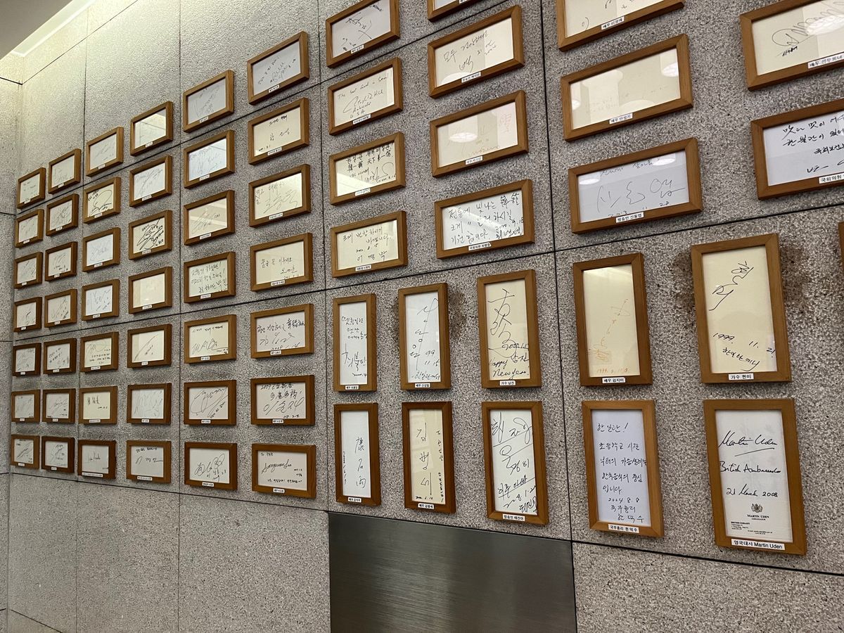 ミシュランのお店
ビビンバと食後のお茶
たくさんサイン飾ってありました