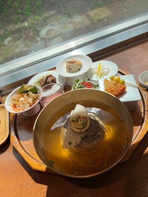 恩平韓屋村や北漢山が見えます。
平壌冷麺とカフェは、3色団子とココアベース