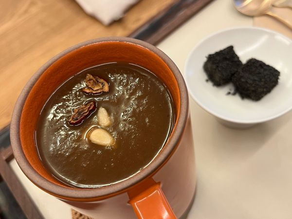 大韓民国 (韓国)・ソウル「ソウル」の写真：テチュ茶とゴマのお餅
こんなにコーンスー...