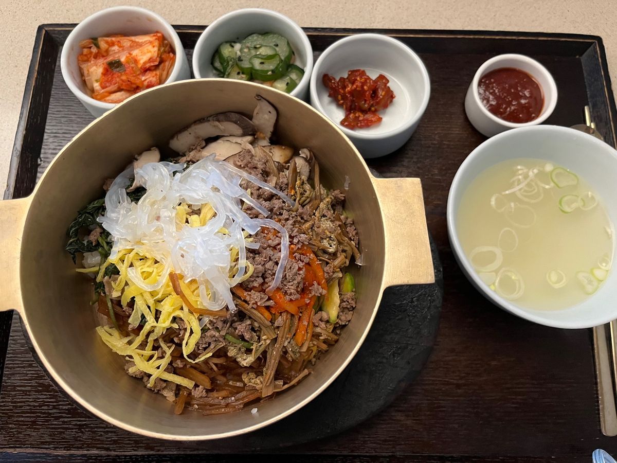 ミシュランのお店
ビビンバと食後のお茶
たくさんサイン飾ってありました