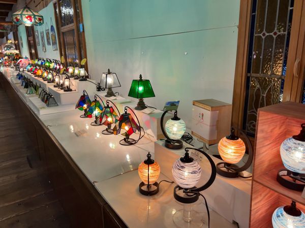 日本・北海道「北海道遠征」の写真：北一硝子三号館
いろんなガラス製品が並ん...