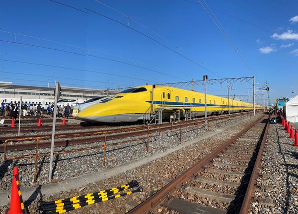 日本・岡山県「【電車】新幹線車両基地in岡山」の写真：線路を歩くスタイル