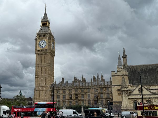 イギリス(英国)・ロンドン「人生初のバックパック🎒旅行✈️ 」の写真：一枚目:ビッグベン

二枚目:ウェストミ...