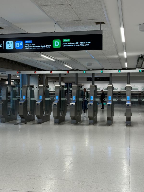 フランス・パリ「フランス🇫🇷   パリ・リヨン編」の写真：駅の構内にて