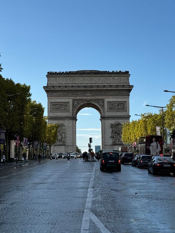 フランス・パリ「フランス🇫🇷   パリ・リヨン編」の写真：凱旋門と凱旋門に

シャンゼリゼ通りのル...