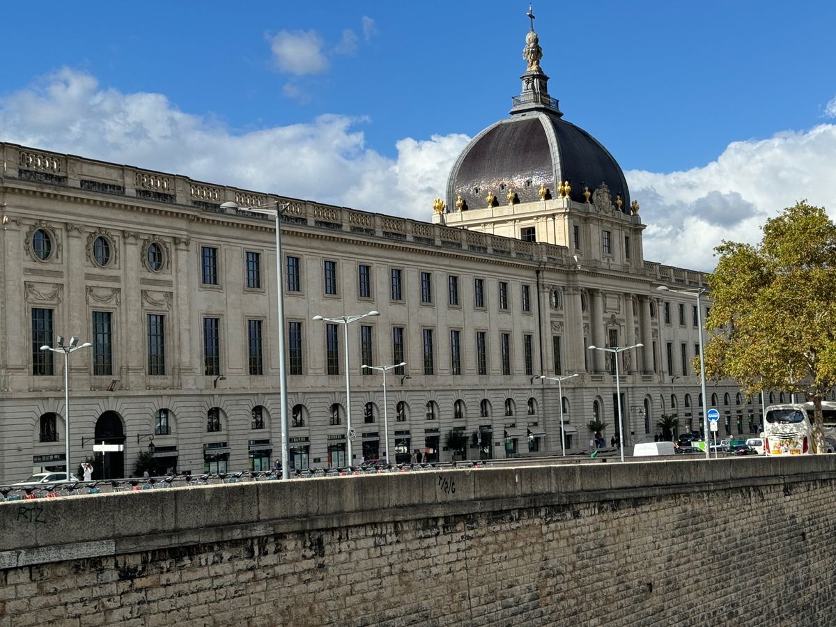 旅先の観光仲間と一緒に街を散策しました