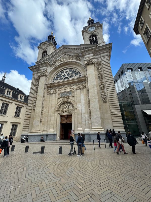 フランス・パリ「フランス🇫🇷   パリ・リヨン編」の写真：旅先の観光仲間と一緒に街を散策しました