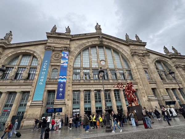 フランス・パリ「フランス🇫🇷   パリ・リヨン編」の写真：駅🚉の中です。
結構オシャレな作りになっ...