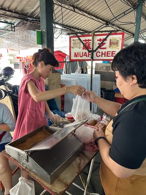 昼ごはんはセシルマーケットにて。
訪れたのが３時位で大体のお店は閉店。
ホ...