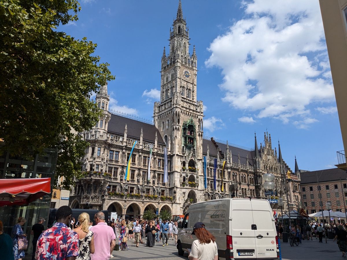 ノイシュバンシュタイン城、ミュンヘン市庁舎、フランクフルト等を観光。画像は...