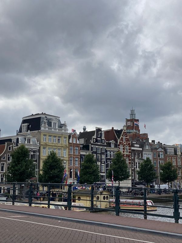 オランダ・アムステルダム「🇳🇱プレゼント旅行」の写真：建物が良い🙂‍↕️斜めってたりするのもお...