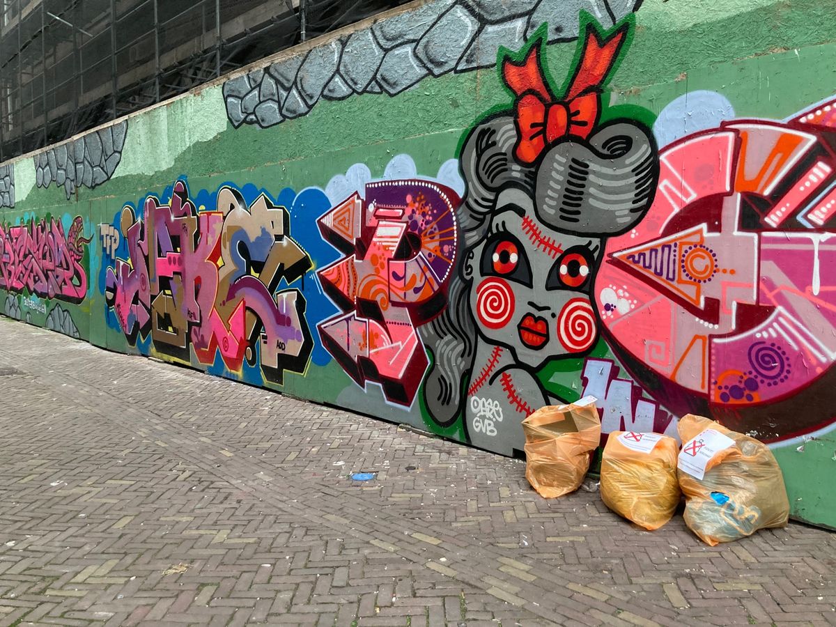 建物はキレイだけどGraffitiとステッカーが死ぬほどあってそのギャップ...