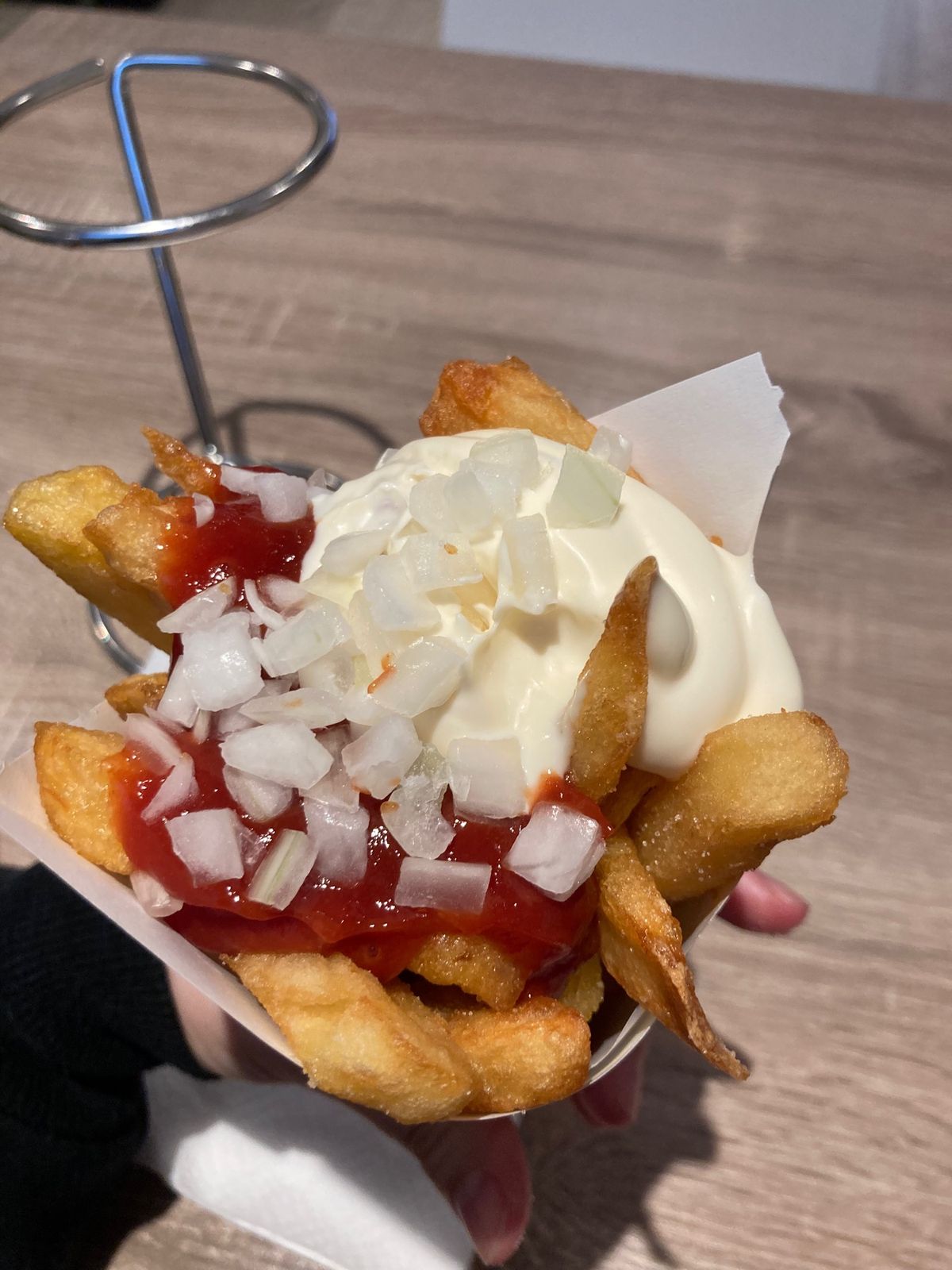 フリッツは€2で激安✌️スモールでもたくさん入っててハッピーラッキー😸