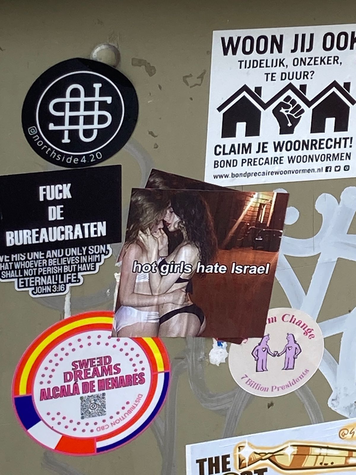 建物はキレイだけどGraffitiとステッカーが死ぬほどあってそのギャップ...