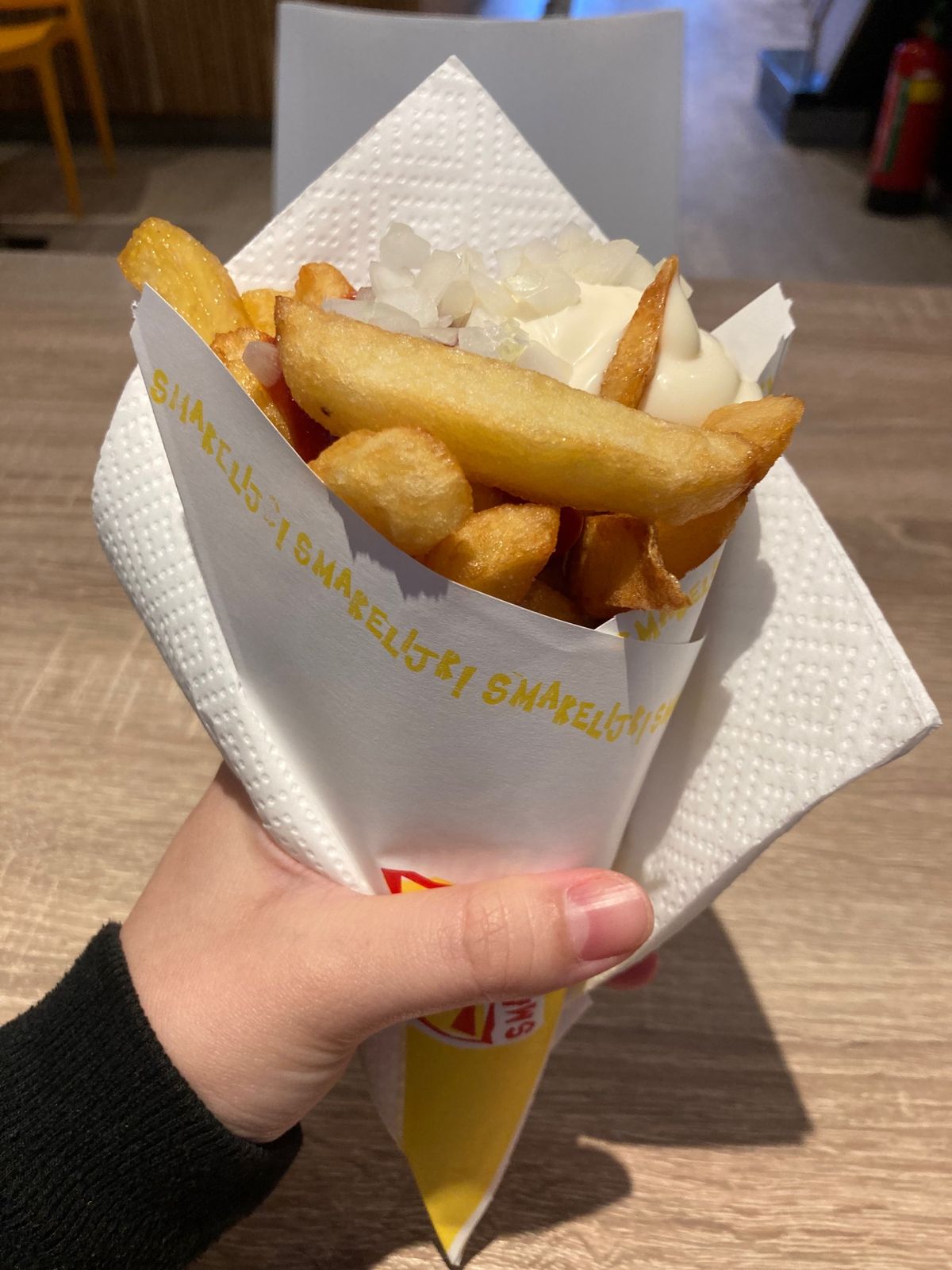 フリッツは€2で激安✌️スモールでもたくさん入っててハッピーラッキー😸