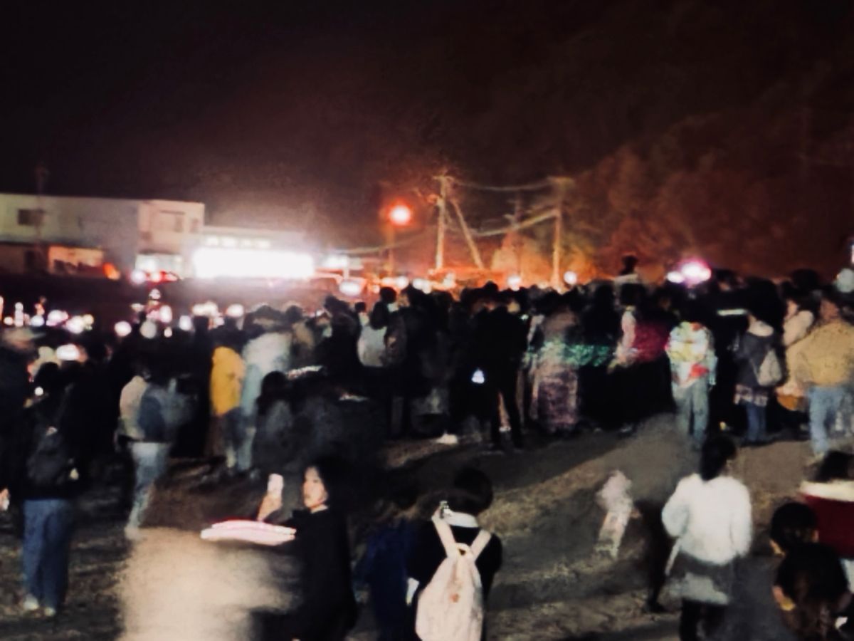 日本全国の八百万の神様を迎える神事が行われる稲佐の浜へ。
御幣を授かり遠巻...