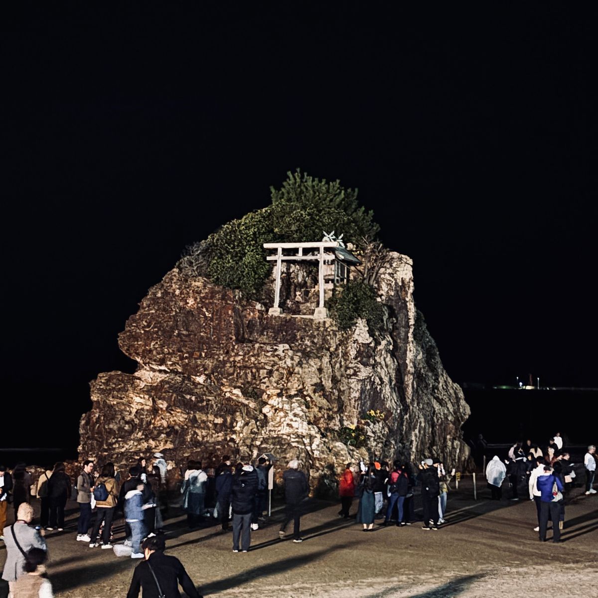 日本全国の八百万の神様を迎える神事が行われる稲佐の浜へ。
御幣を授かり遠巻...