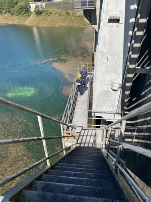 制水ゲート見学。
いや、怖すぎるから。階段の隙間からダム湖が見えるから…！...