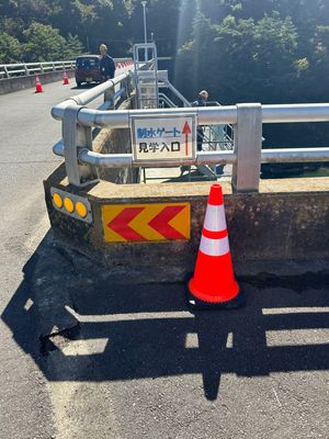 制水ゲート見学。
いや、怖すぎるから。階段の隙間からダム湖が見えるから…！...