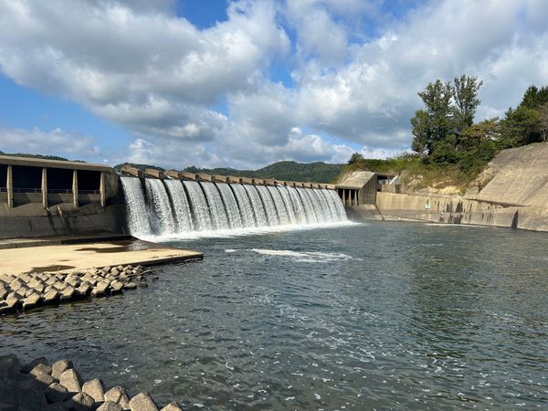日本・岩手県「ダム旅　@岩手」の写真：このダムなんと、ダムの裏を歩けるめちゃく...