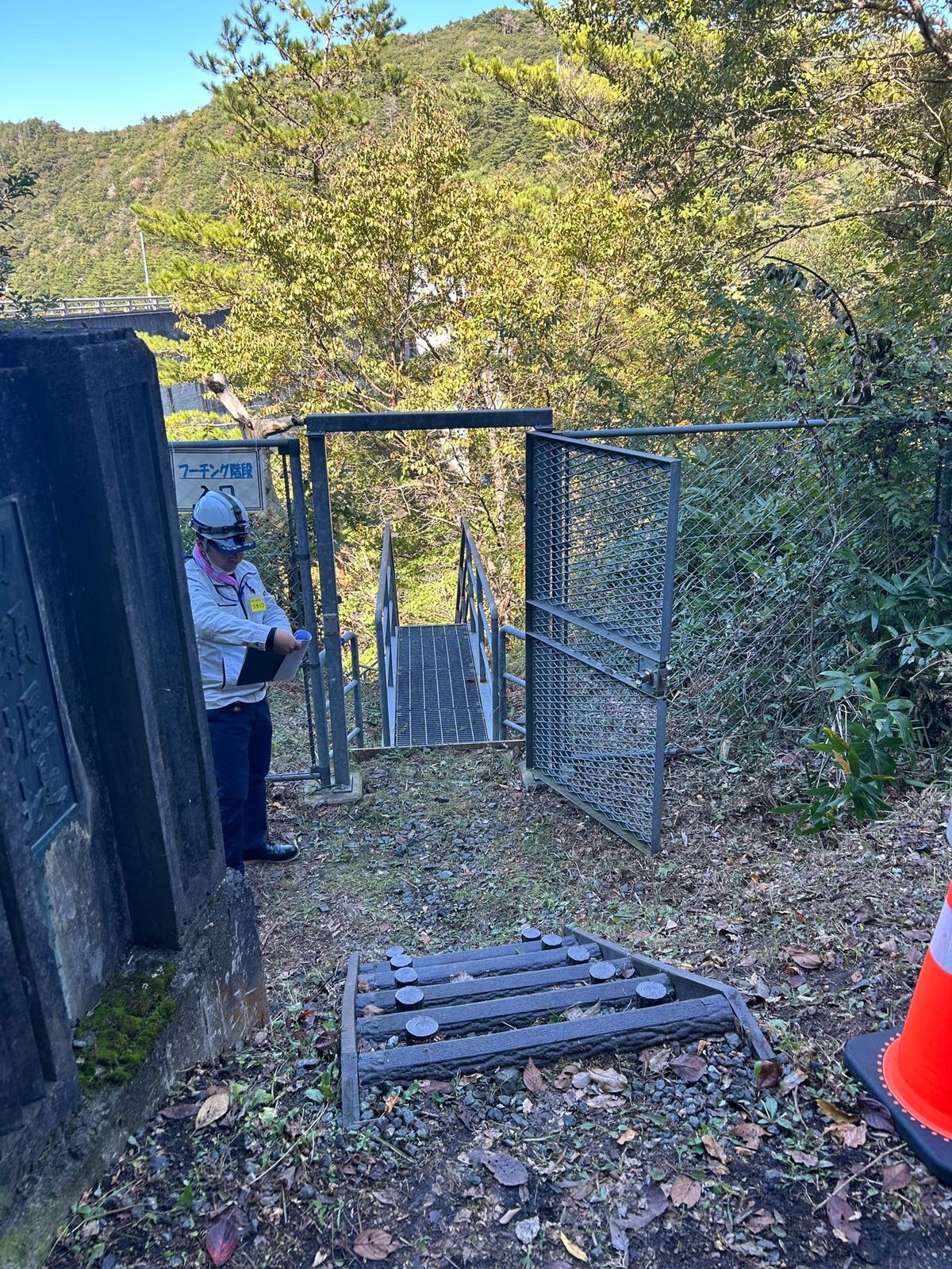 フーチング階段。
ダム横にある階段。ここは割とほかのダムの見学会でも開放し...