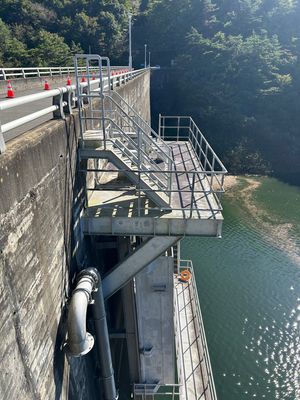 制水ゲート見学。
いや、怖すぎるから。階段の隙間からダム湖が見えるから…！...