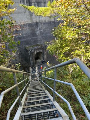 フーチング階段。
ダム横にある階段。ここは割とほかのダムの見学会でも開放し...