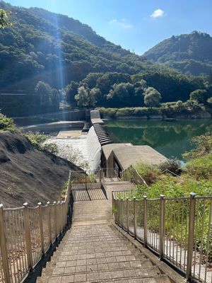 翌日13日は北上線の「ほっとゆだ」駅近くの「湯田貯砂ダム」へ。
湖の水位が...