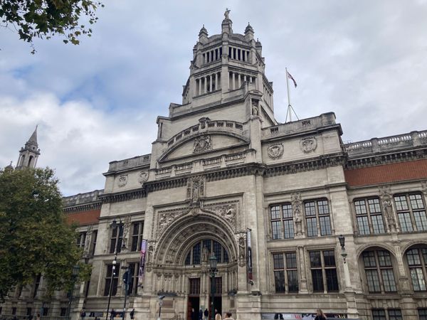 イギリス(英国)・ロンドン「🇬🇧ONE OK ROCKライブ」の写真：📍ヴィクトリア・アンド・アルバート美術館...