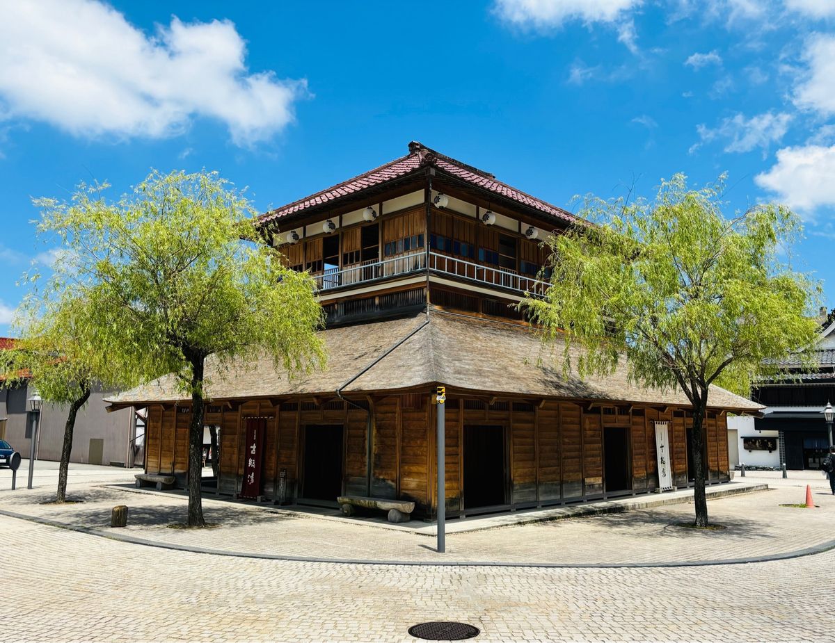 行きませんでしたが旅館の前には古総湯があります。