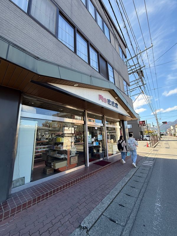 日本・山梨県「マウントフジキャンプリゾート 別邸山麓 グランピング 」の写真：肉のささき

河口湖近くのお肉屋さん「肉...