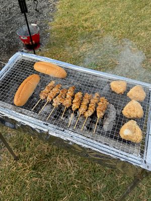 朝は昨夜残った、焼き鳥とスペアリブと焼きおにぎりとホットドッグ。重い、、笑...