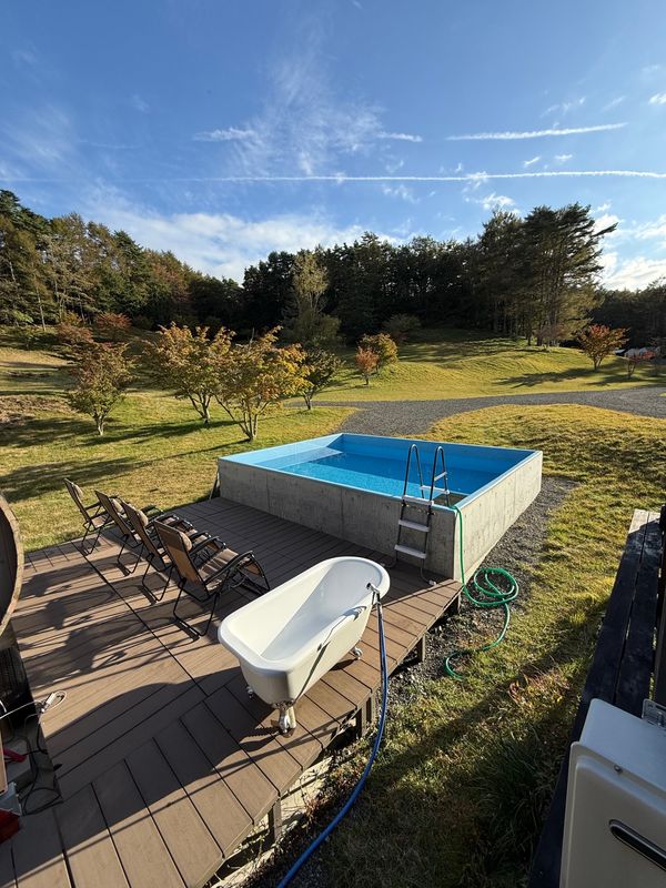 日本・山梨県「マウントフジキャンプリゾート 別邸山麓 グランピング 」の写真：ちなみにこちらがサウナとプール！

サウ...