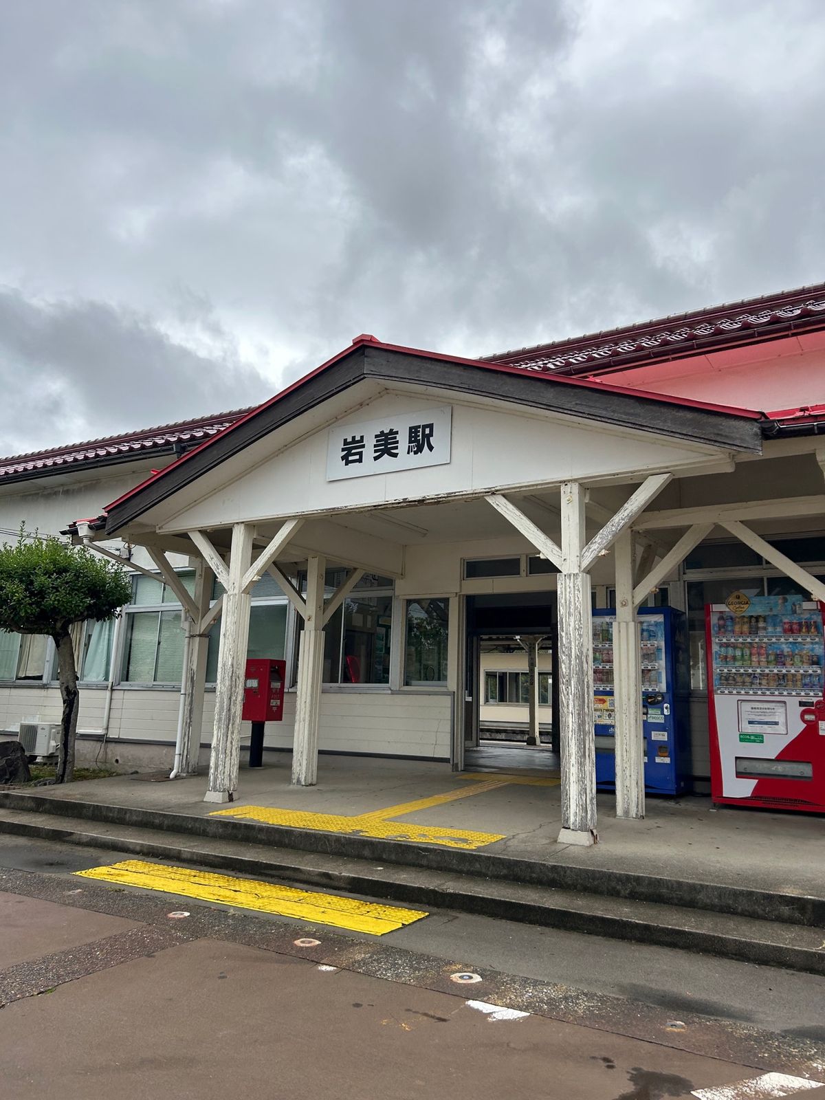 朝は徒歩五分の浦富海岸へお散歩。
雨予報でどうなるかと思ってたけど曇りで涼...