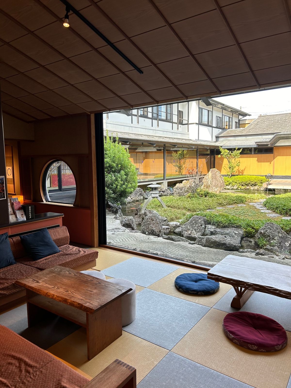 水翔苑さんへ。
どこを見渡してもやすらげる旅館。