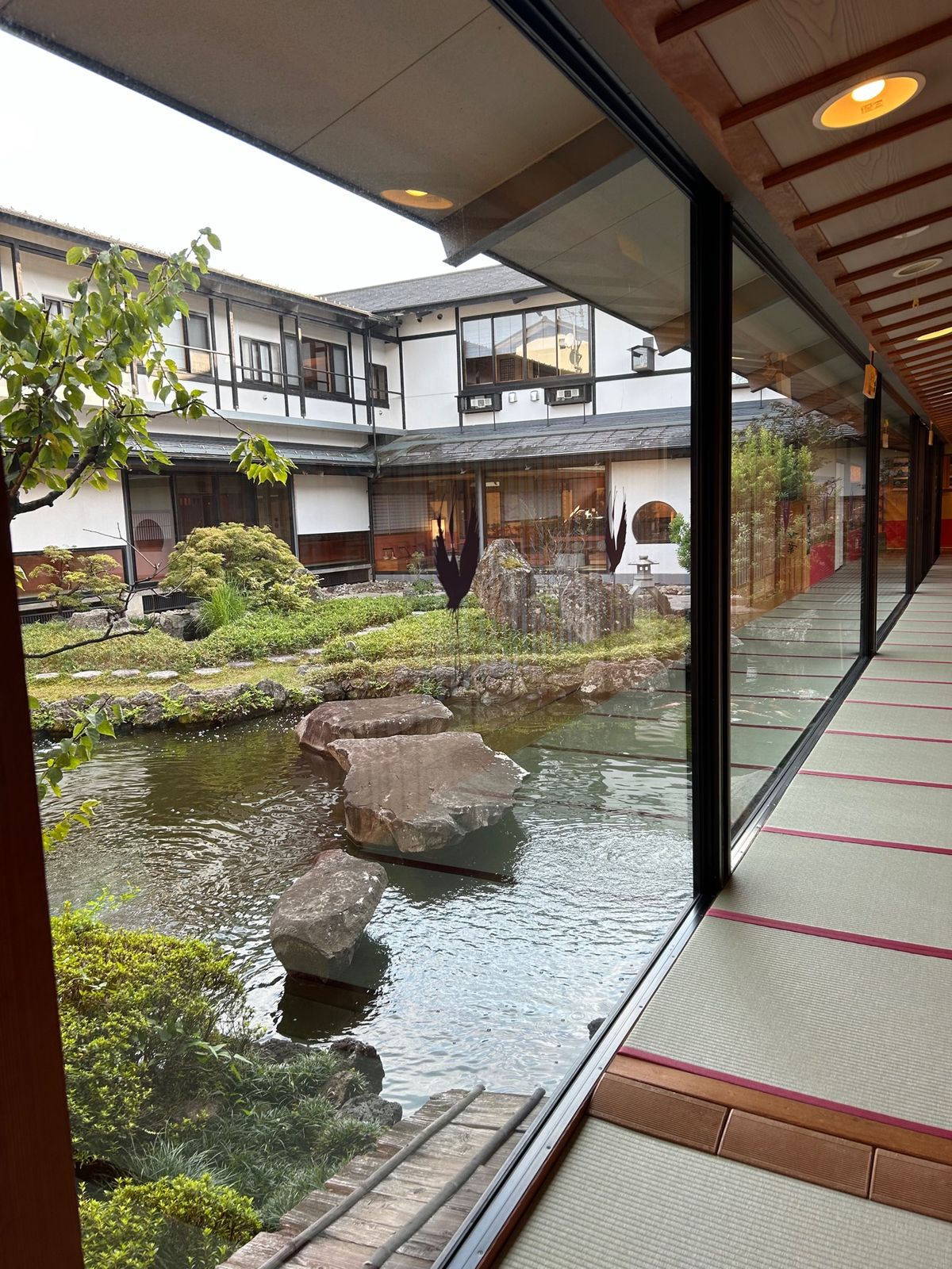 水翔苑さんへ。
どこを見渡してもやすらげる旅館。