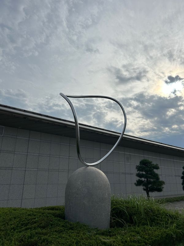 日本・島根県「リフ旅 4泊🚃」の写真：岸公園のオブジェ🏞
宍道湖と空と太陽で景...