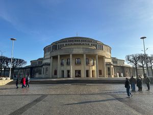 12/29
ヴロツワフ観光
ヤトキ通り、世界遺産百周年記念ホール、大聖堂、市庁舎